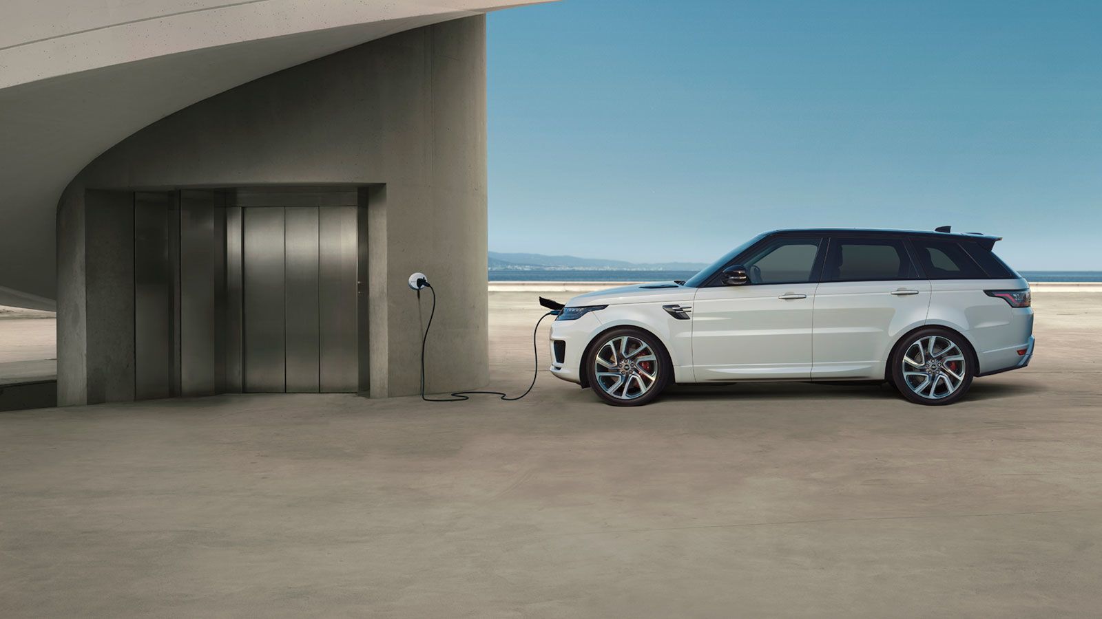 land-rover-plug-in-hybrid-opladning-hjemme-glad-kalundborg